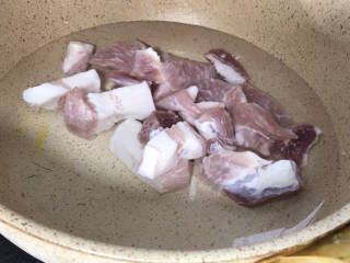 五花肉焖莲藕,起锅注入适量清水，放入猪肉，拌匀煮沸