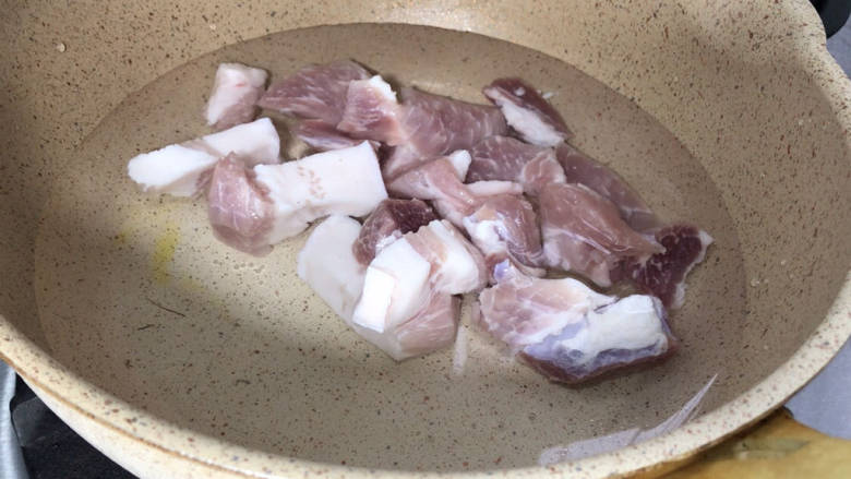 五花肉焖莲藕,起锅注入适量清水，放入猪肉，拌匀煮沸
