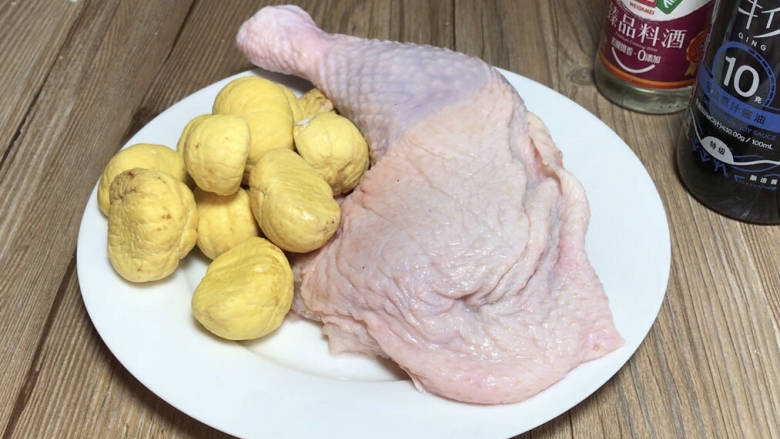 板栗焖鸡肉,备好主要食材