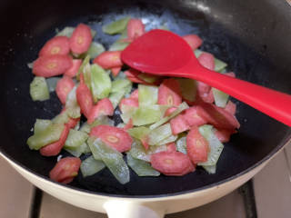 莴笋嫩炒鸡里脊,锅不用洗，倒入蔬菜。小火炒至断生。
