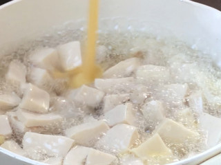 豆腐蛋花汤,沿着锅边淋入蛋液，慢慢搅拌均匀