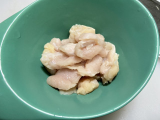 冬瓜瘦肉汤➕冬瓜香菇鸡肉汤,鸡胸肉平铺，用刀背轻敲鸡胸肉成约两毫米的片