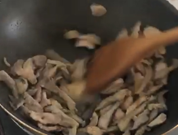 蘑菇炒肉片,蘑菇炒熟后放入一点点盐，翻炒几下，将盐炒均匀就可以出锅了。