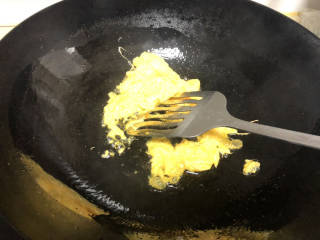 玉米虾仁蛋炒饭,热锅冷油到鸡蛋炒至凝固定型，加玉米粒