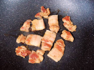 白萝卜炖猪肉,锅中放入五花肉，慢火煸出猪肉。