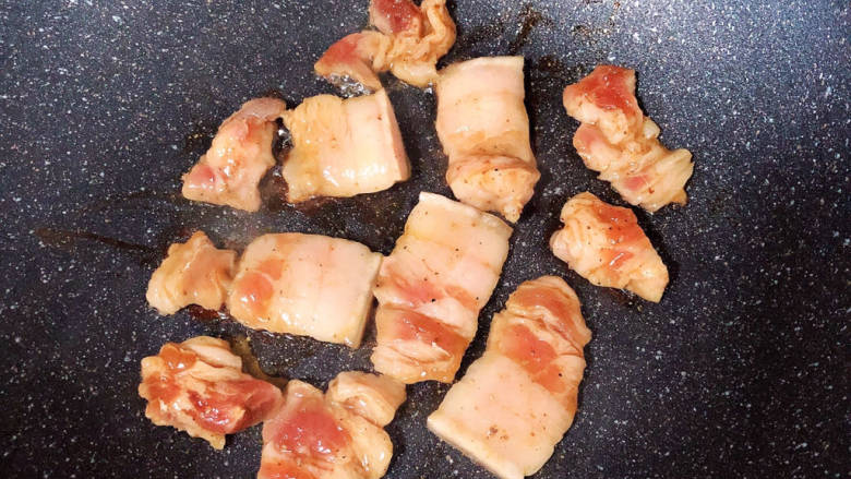 白萝卜炖猪肉,锅中放入五花肉，慢火煸出猪肉。
