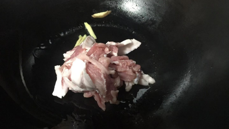 猪肉烧板栗,将五花肉放入翻炒，炒至微微出油