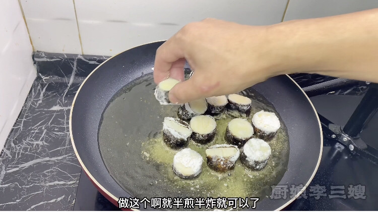 外焦里嫩的海苔豆腐卷儿制作方法,下锅煎