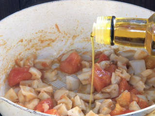 番茄藕丁,淋入明油，炒匀