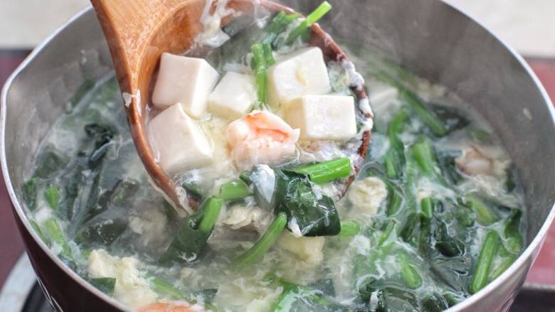 豆腐蛋花汤,加入菠菜段煮软，最后按照个人口味调入适量的盐即可。