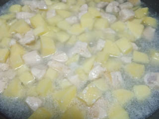 咖喱土豆鸡块,再倒入适量水炖煮至土豆九分熟