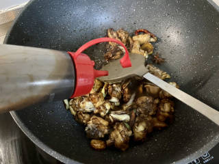 香菇烧鸭肉➕香菇山药烧鸭肉,加入一汤匙蚝油翻炒均匀
