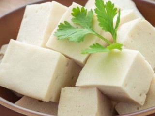 虾仁豆腐煲,不管是啥豆腐，都切成大小合适的块。