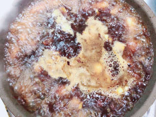 香菇卤肉饭,倒入开水，盖盖儿，中火慢炖10分钟。