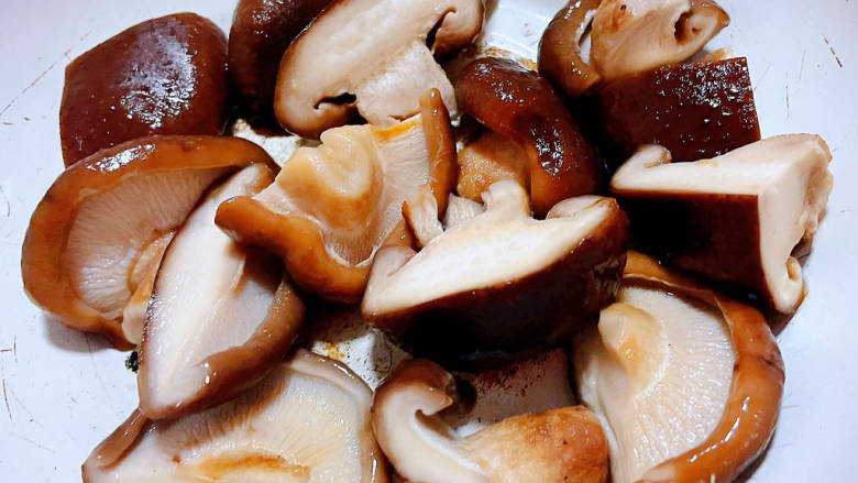 牛肉炖芋头,处理好的香菇沥干水分切成大小均匀的块状