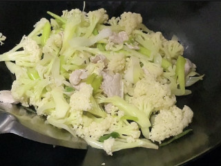 椒盐花菜,途中加点水炒至8分熟