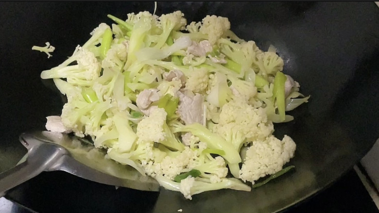 椒盐花菜,途中加点水炒至8分熟