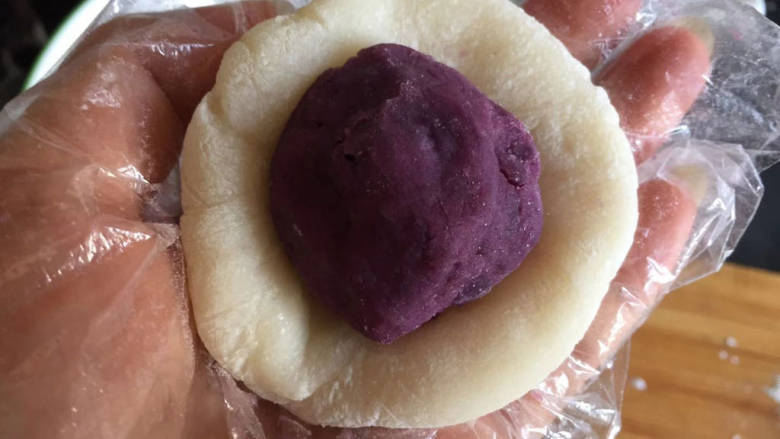 冰皮月饼,然后用面团将紫薯包起来