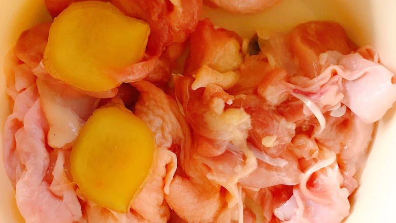 香菇板栗焖饭,鸡肉和生姜放入容器中