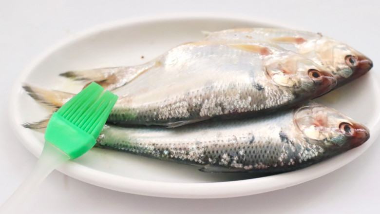 剁椒鲫鱼,腌制好的海鲫鱼抹上一层食用油。