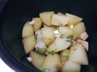 土豆回锅肉,撒上葱花，拌均匀