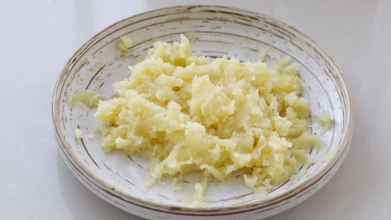 麦乐鸡,取出蒸好的土豆用勺子碾压成细腻的土豆泥，晾至不烫手状态。