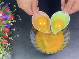 不用肠衣也能做出美味的松花蛋肠,鸡蛋倒入碗中。