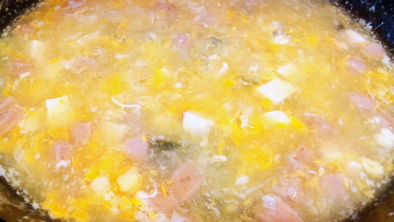 皮蛋豆腐汤,趁水开沸腾时均匀的淋上蛋液成漂亮的蛋花