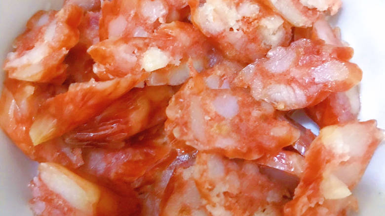 香菇板栗焖饭,腊肠切薄片备用
