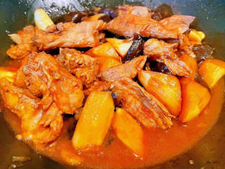 茭白茄子焖肉,焖至汤汁不多时放入鸡汁调味均匀即可出锅享用