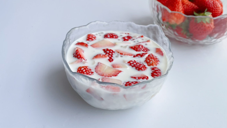 #闹元宵#草莓牛奶汤圆,搅匀即可