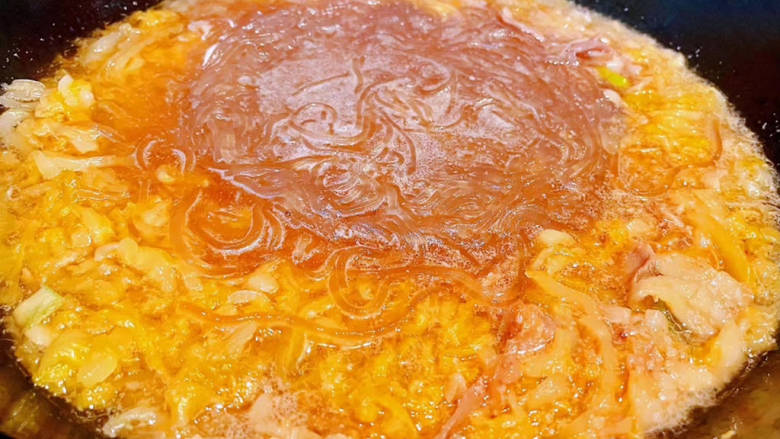 酸菜海鲜锅,放入提前煮好的粉条大火炖五分钟