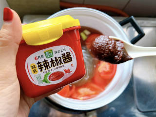 金针菇番茄汤,而后，舀一勺6月香韩式辣椒酱。