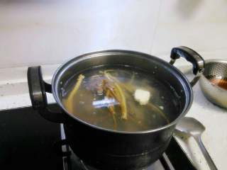 山药补药鸡汤,锅里放入鸡块补药咯山药，加入大半锅水（所有材料的两三倍水量）