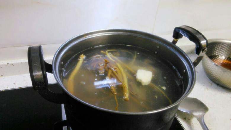 山药补药鸡汤,锅里放入鸡块补药咯山药，加入大半锅水（所有材料的两三倍水量）