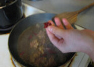 香辣牛蹄筋,加入耗油2勺，加入掰开的干辣椒，收水即可！