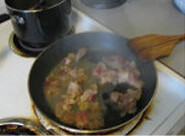香辣牛蹄筋,将煮烂的牛蹄筋切小块，加少许油，热锅，稍微炒一下，加水小煮一会