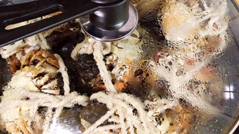 蟹肉粥,锅中放如大闸蟹蒸15分钟。