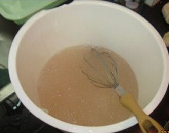 牛奶椰香西米露,沸水锅放入西米，再煮开后过筛后放入容器里，1000ml纯牛奶加入150g糖加热至糖溶化