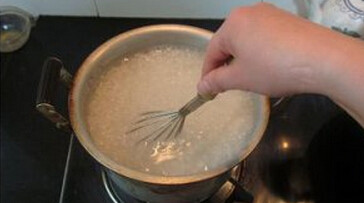 牛奶椰香西米露,锅内放入水1300ml，西米250g，大火烧开后转小火搅拌3分钟。