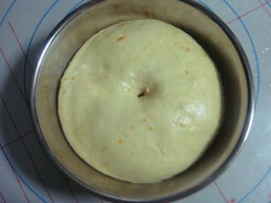 香橙吐司,将面团置于温暖湿润处进行发酵2倍大
