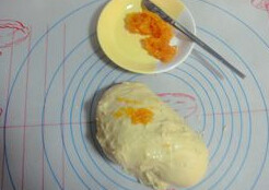 香橙吐司,加入软化的黄油再揉20分钟至扩展阶段，取出手工揉入糖渍橙皮