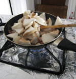 干锅培根王子菇 ,下入蘑菇，翻炒到蘑菇出水，体积缩小，滗出水，继续炒到基本干