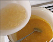 芒果酸奶布丁,加入吉利丁片，同样搅拌至溶化后关火放凉