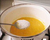 芒果酸奶布丁,把芒果泥放入锅里小火煮，加入白糖搅拌至糖溶化