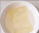 芒果酸奶布丁,吉利丁片放到冷水中泡软
