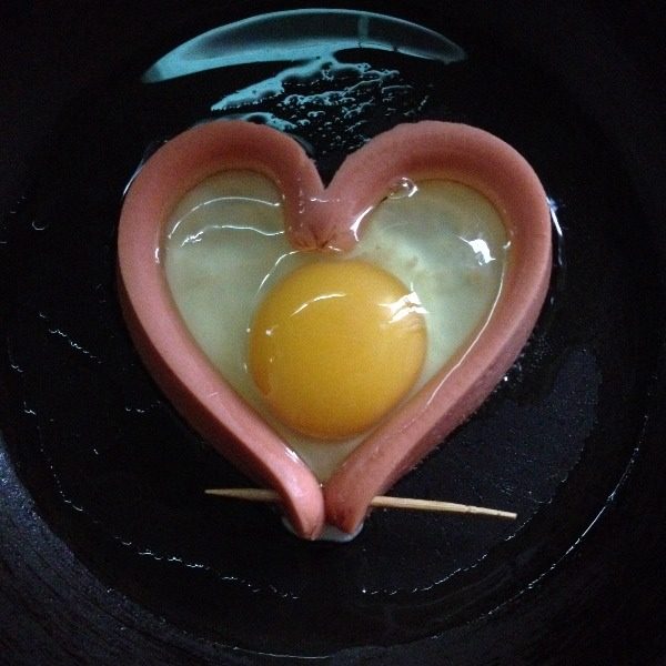 爱心煎蛋,小心打入<a style='color:red;display:inline-block;' href='/shicai/ 9'>鸡蛋</a>，先将蛋清流入心形填满，再把蛋黄放在正中