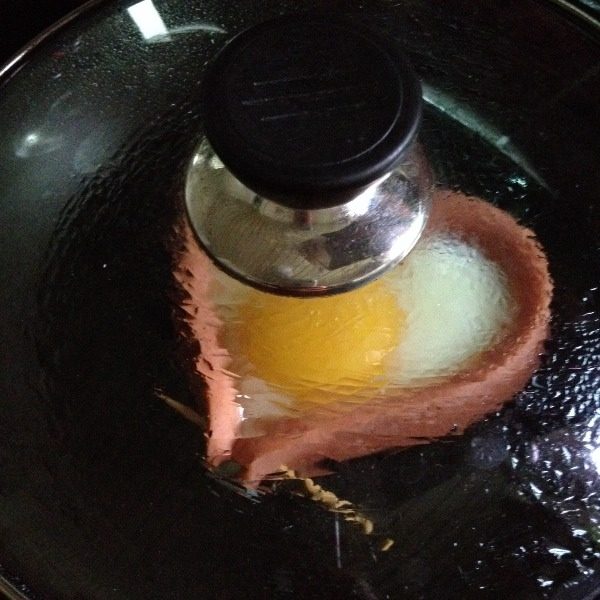 爱心煎蛋,盖上锅盖，小火煎到喜欢的程度