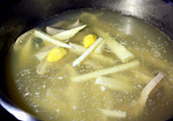 腐竹白果猪肚汤,除了腐竹，将所有材料倒入猪肚原汤中煮开，小火慢炖30分钟，最后加入腐竹