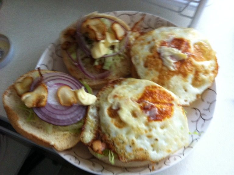 肉松汉堡,如图：放上煎好的鸡蛋和杏鲍菇，可再放上奶酪片和肉松。